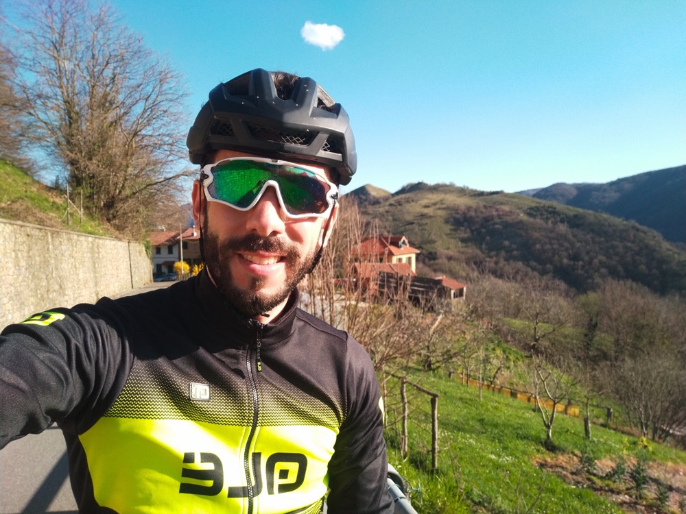 Enrico, founder di CycleSafely, in bici su una strada di collina