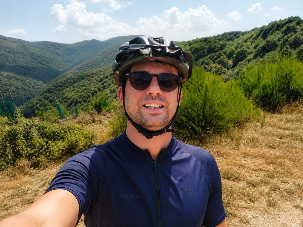 Ludovico, co-founder di CycleSafely, in bici tra le colline